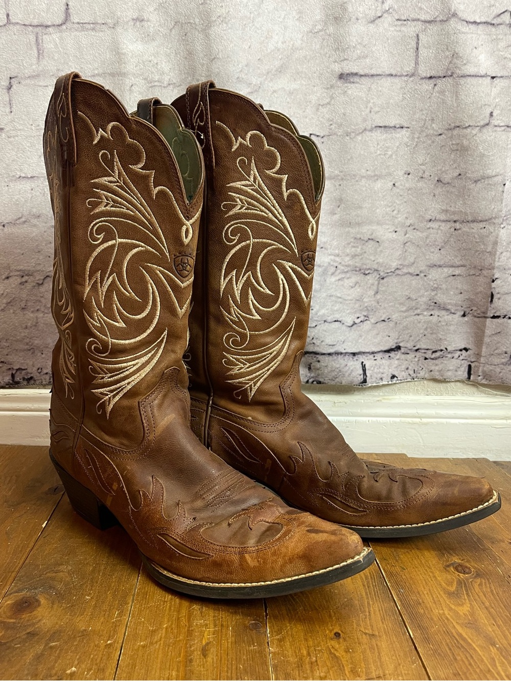Ariat size 11B brown leather snip toe boots cream embroidery